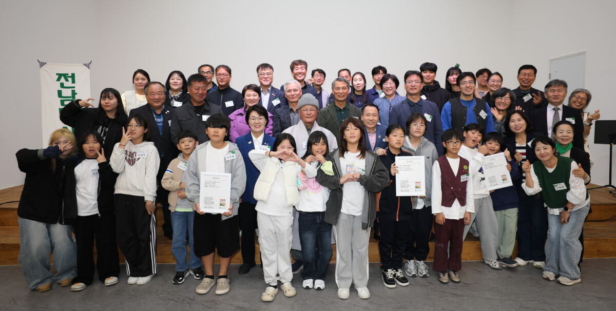 창립행사단체사진.jpg